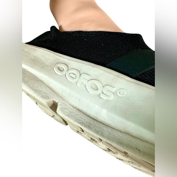 OOFOS Black Oomg Low Recovery shoes in black - Picture 5 of 9